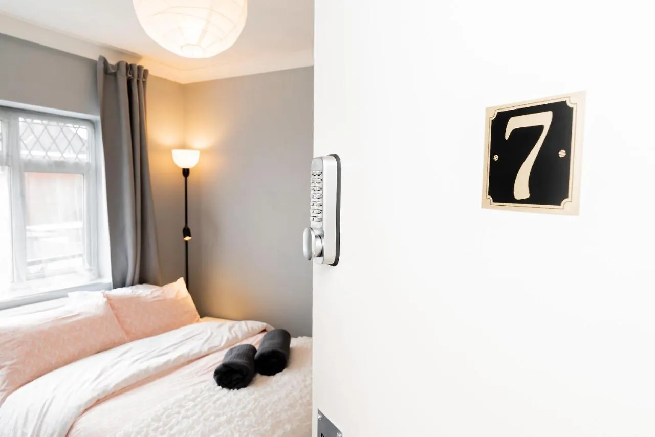 Shirley House: City Centre Self-Catering with Smart Access Southampton Guest house