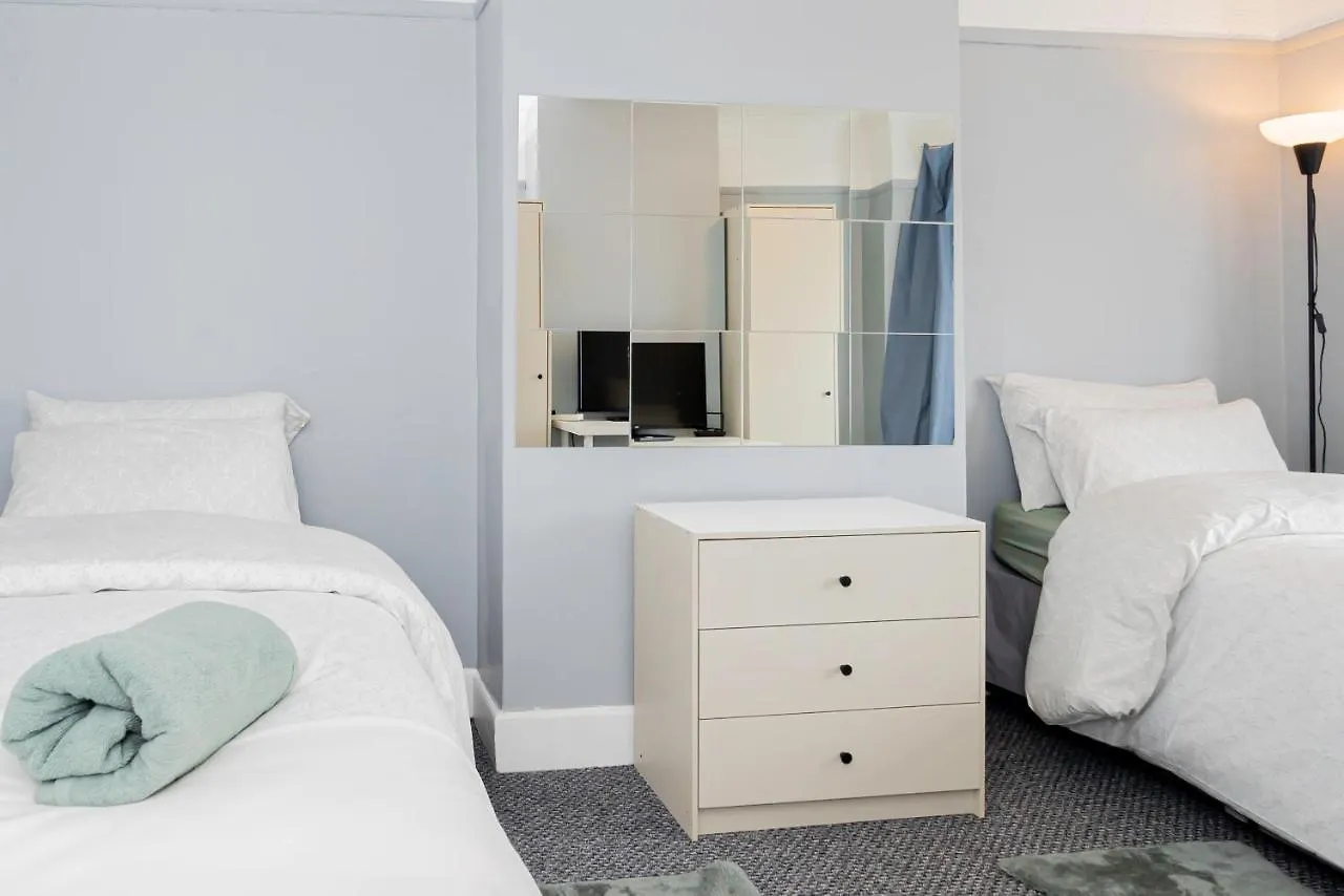Shirley House: City Centre Self-Catering with Smart Access Southampton Guest house